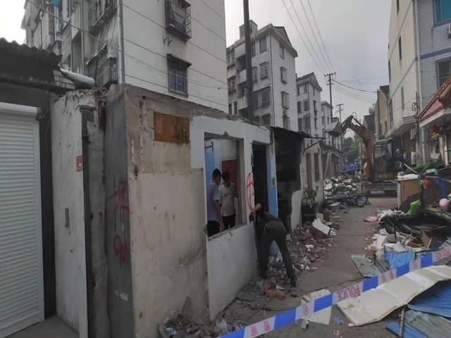 【动态·简讯】越城区城南街道:拆除任家塔村露天市场