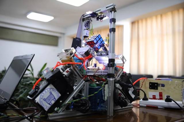 解魔方机器人,机智过人!被CCTV 1点赞的北科