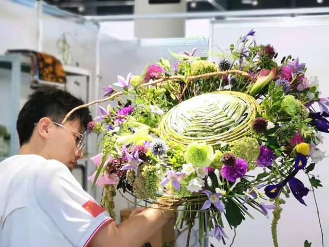 郑华顺老师正在为大家讲解世界技能大赛花艺项目的比赛规则和比赛内容
