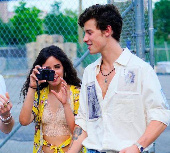 cabello)和肖恩·蒙德兹(shawnmendes)公开恋情后撒起狗粮来毫不手软