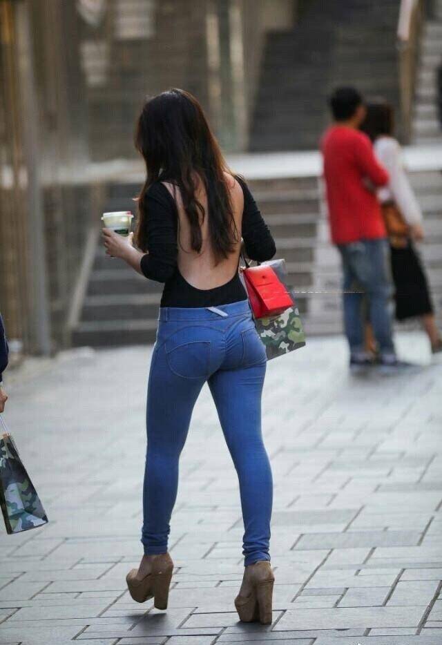 微胖美女穿紧身牛仔裤逛街,这背影太美了