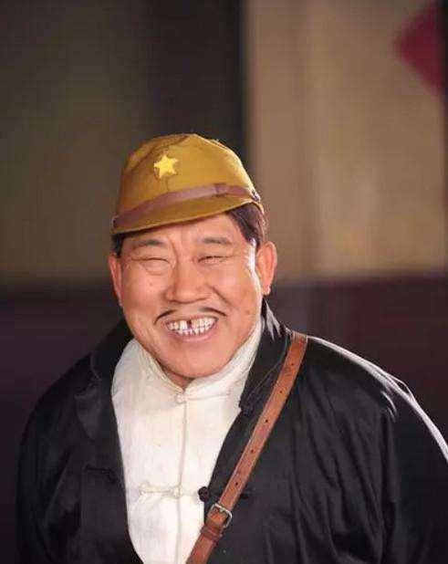 他是中国第一丑星,国家一级演员,女儿嫌他丑,妻女却貌