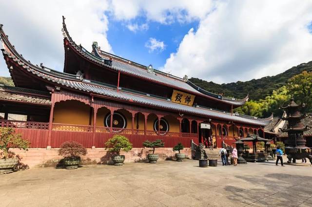 千年古刹天童寺位于太白山麓,四周群山环抱,重嶂叠翠,是禅宗五大古刹