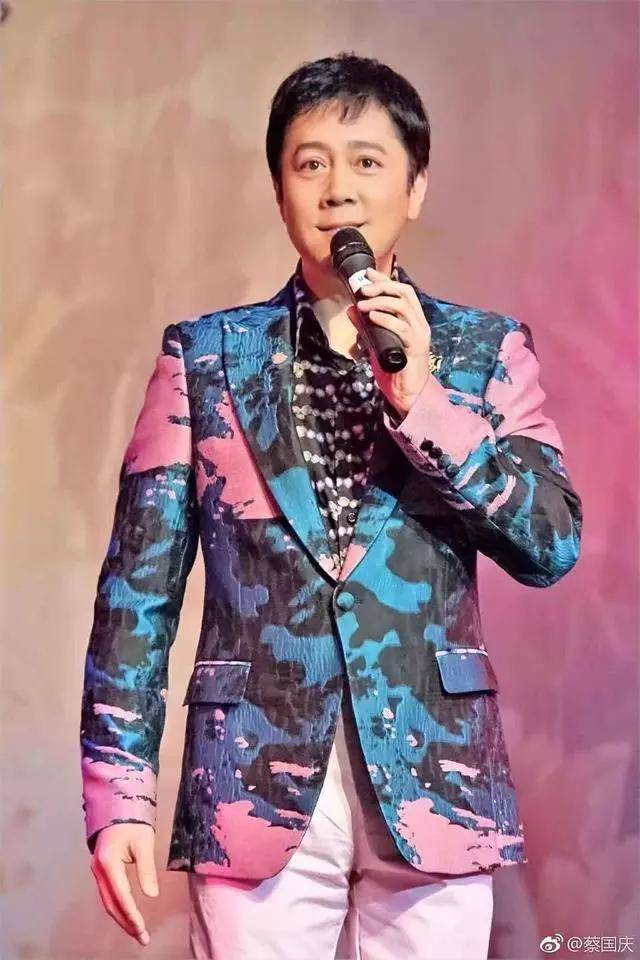 蔡国庆装嫩装过头,逼别人学搓脸,把90后叫阿姨金星都看不下去!