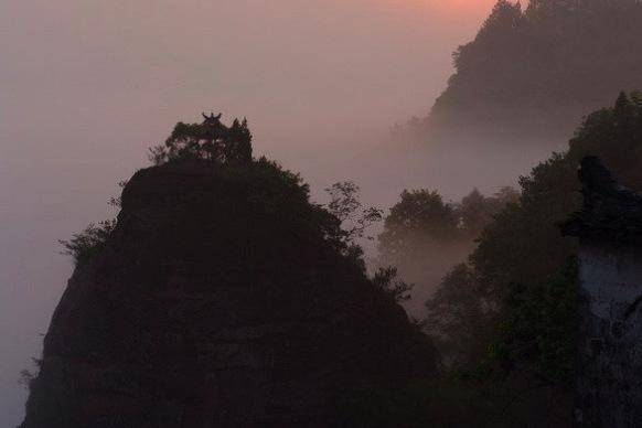 首句"日照香炉生紫烟",是李白对庐山香炉峰的描写.