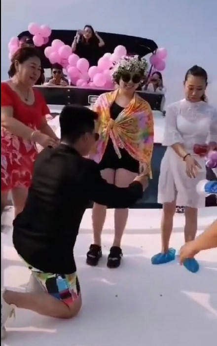 赵本山徒弟小鹏飞游艇上向丫蛋求婚,丫蛋身材走样发福