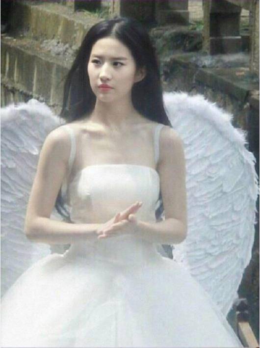 仙女刘亦菲刚过生日,你能相信这样绝世容颜的她已经32岁了吗?