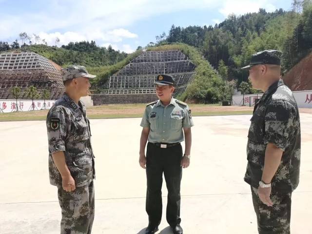 赵存志一行先后前往集训宿舍,餐厅,仔细查看床铺,被褥等生活用品配置