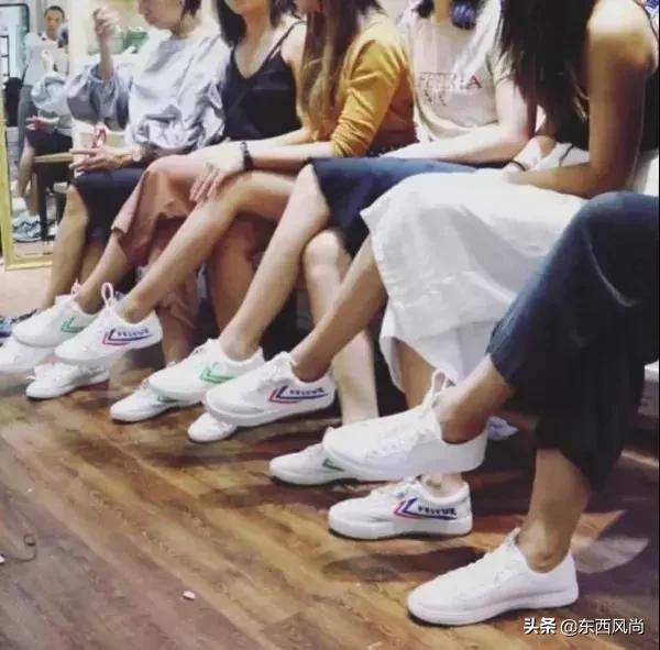 这款小白鞋80 年代成为时尚标配,百元左右的鞋子里是最靓的仔