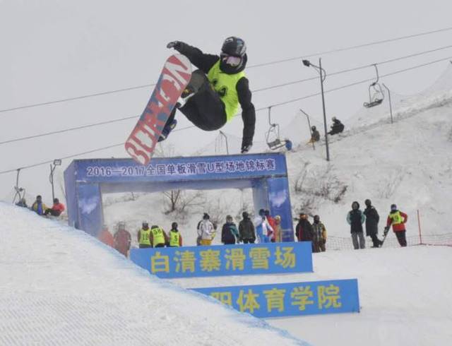 沈阳体育学院还有自己的滑雪场—— 白清寨滑雪场,如果说沈体是中国