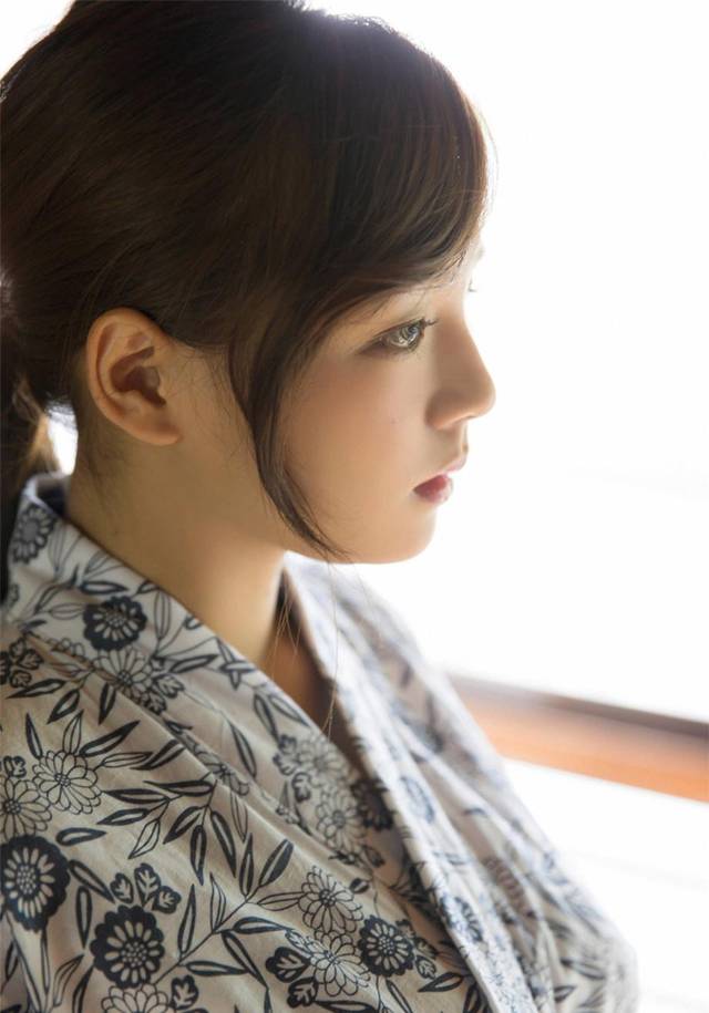 娱乐里有圈:日本美女筱崎爱写真,和服也难掩盖