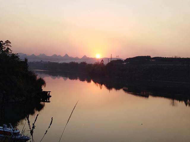 红水河合山段晚霞