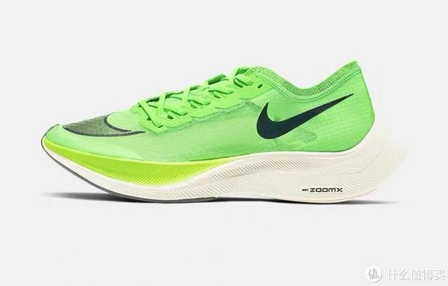 提到碳板跑鞋想必大家首先想到的耐克为破2而设计的nike zoom vapor