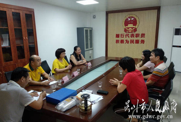 市人大代表李小莲,欧彩虹在接访群众吴川市人民政府网讯8月27日下午