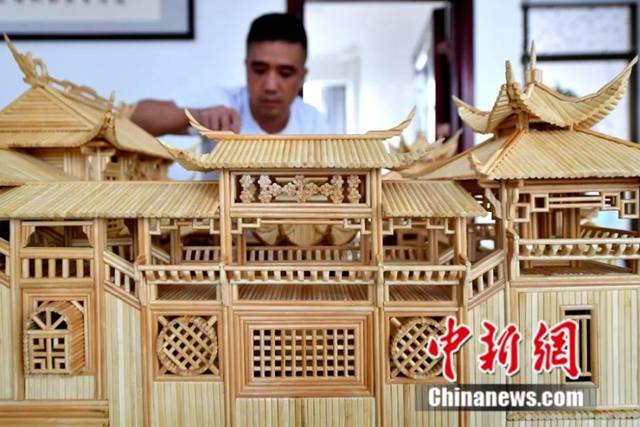 当过群演,断过手指,他用5200跟筷子搭古建筑模型吸粉无数