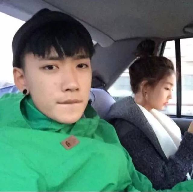 然而当时崔晋是有女朋友的…也是位快手网红,叫做张思然,据说当时他