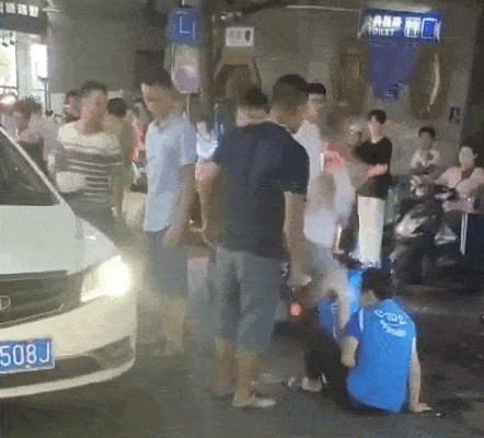南宁吉利车主学保时捷女司机?当街飞踹外卖小哥,警方已立案调查