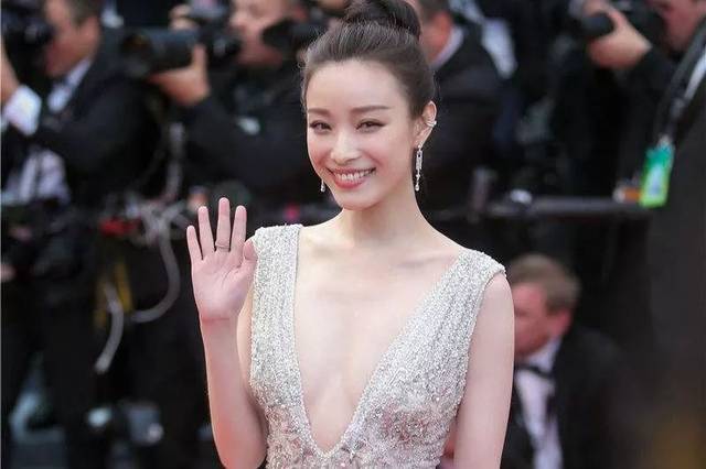 倪妮最新红毯照只敢发侧脸,正面生图暴露了原因
