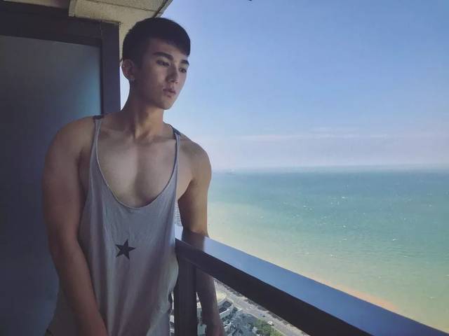 初中腹肌帅哥图片图片