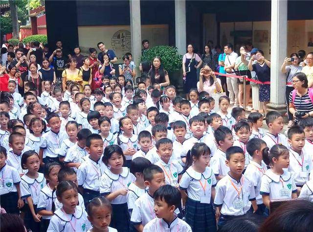 越秀|清水濠小学开笔礼:点朱砂,击鸣鼓,写人字……一年级新生开启求学