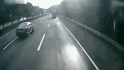 京沪高速靖江路段一轿车突然爆胎,大巴司机一个动作救