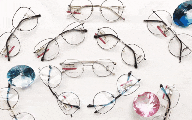 店里的眼镜分为多个区域以及进口品牌区域,不同区域都摆放着各品牌