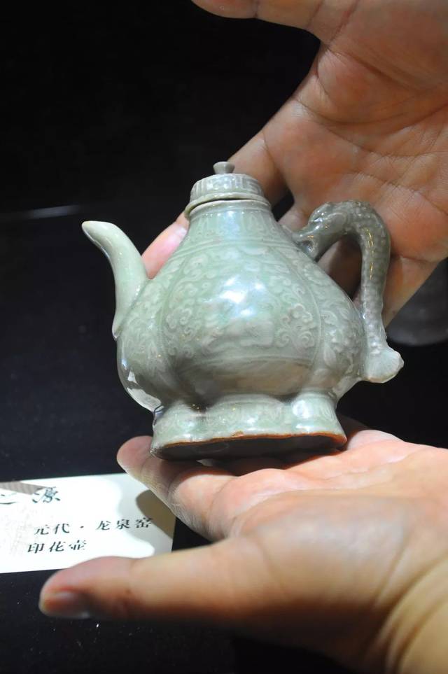 明代 龙泉窑印花龙柄壶