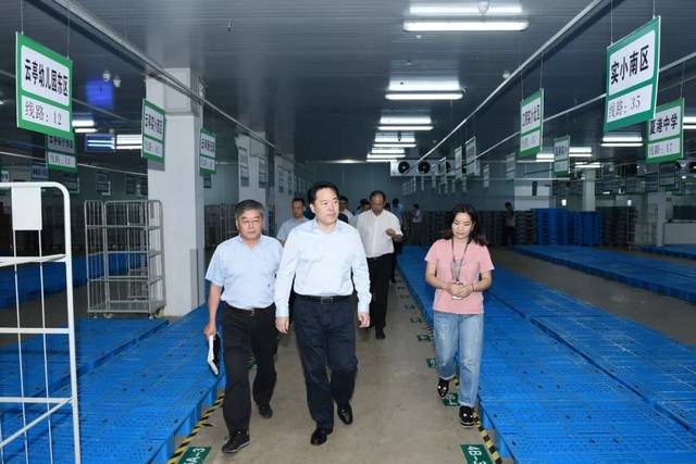 市委常委、江阴市委书记陈金虎调研学校食材配