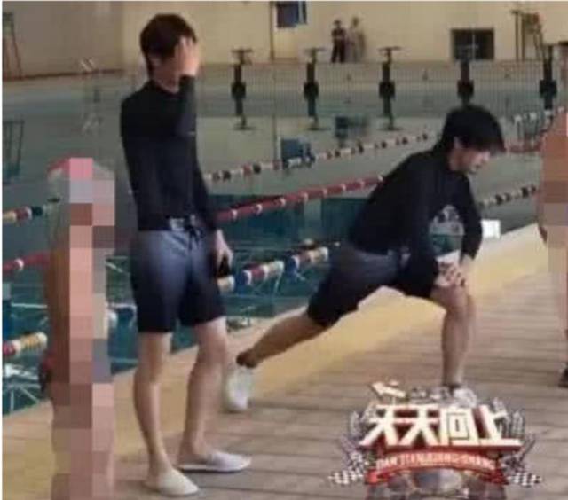 王一博穿泳裤被粉丝抓拍,看到他的双腿后,网友:是真实存在的吗