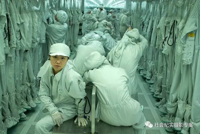 2011年1月5日,广东省东莞市. 电子厂的女工在更衣室进行工间休息.