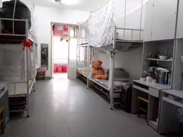广西医科大学 一小部分宿舍的床有上床下桌,大部分上下铺,有桌子,食堂