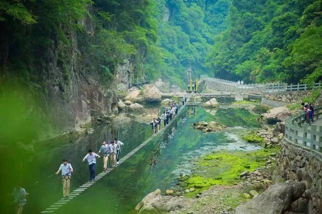 峡谷景廊景区离县城四公里,风景十分优美,有"疑在巫峡望巫山,又从灵峰