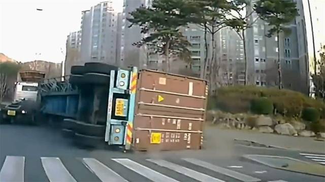 国外货车司机为何要把饮料瓶插在轮胎上?网友