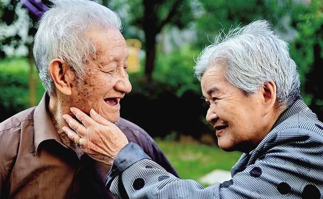 首批“丁克家族”步入晚年,现在过得怎么样,真会老无所依吗?