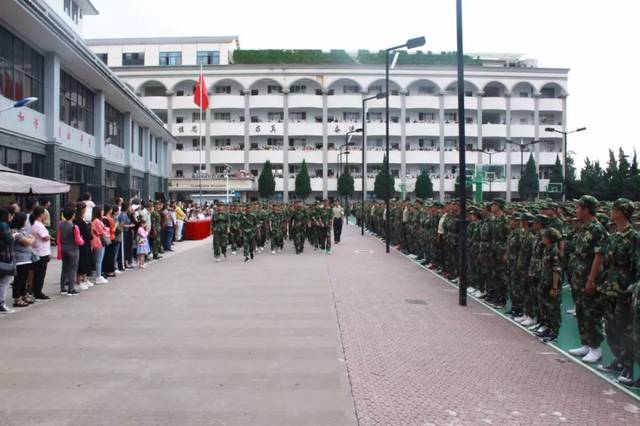 玉溪一中分校隆重举行军训汇演暨新生开学典礼