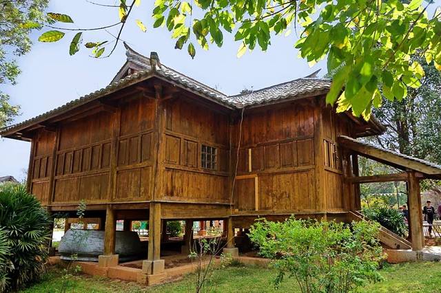 德昂族民居多为草排覆顶,竹木结构的"干栏式"建筑.