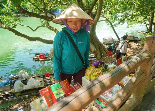 原创德天瀑布景区越南小贩越境做生意,中华烟180元,红牛10元给四罐