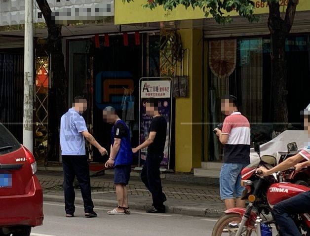 报料:今天桂平街有警察押解嫌犯,他戴有手铐脚镣…发生什么事?