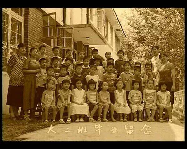 纪录片《幼儿园:孩子第一天入园会发生什么?笑着笑着就看哭了