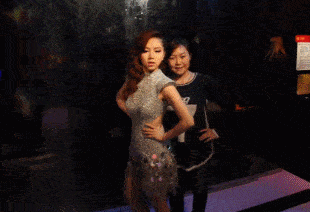 搞笑gif趣图:两妹子套被套,这智商和孩子没区别