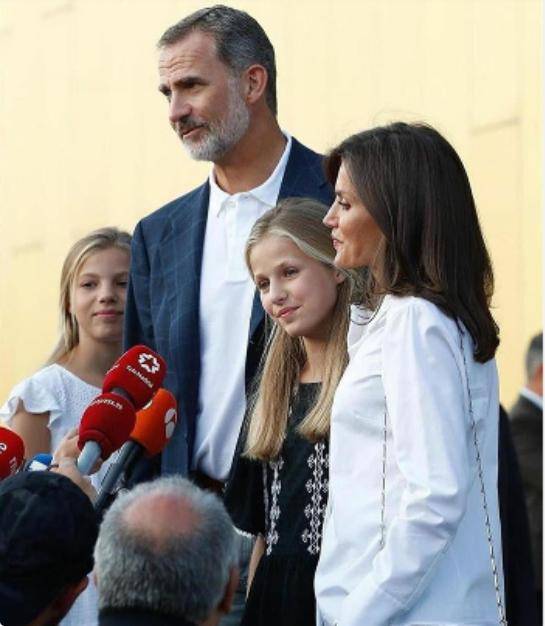 14岁西班牙女王储穿帆布鞋,与漂亮索妹并排走