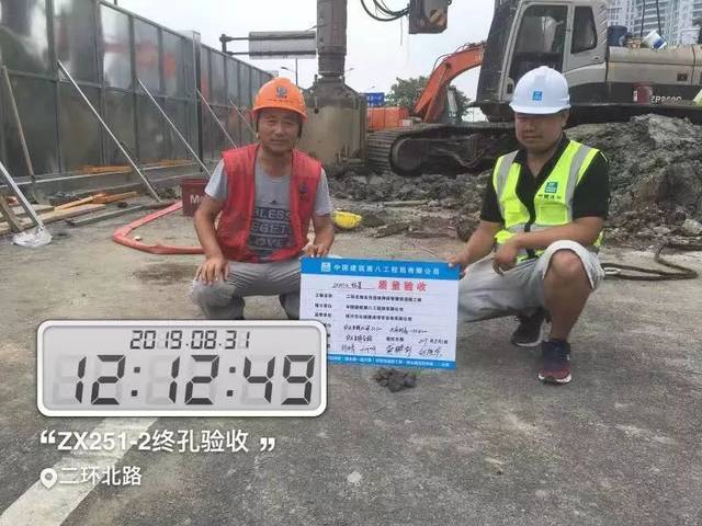 举牌验收制度 立柱装配要将立柱上的35个套孔精准套住承台上的35根
