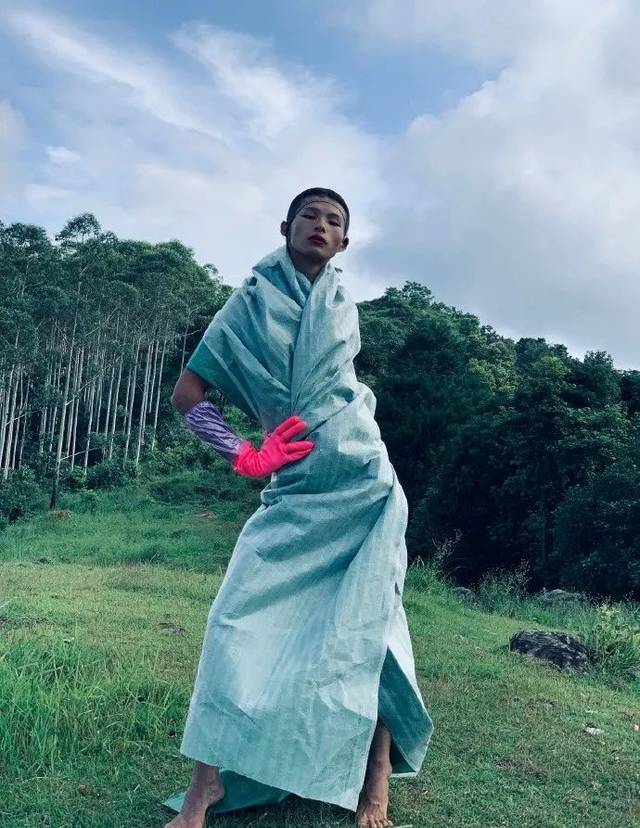 身穿垃圾袋的广西农村小伙走秀火遍全球,爆赞:比维密超模厉害多了