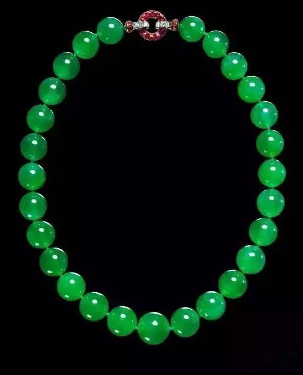 赫顿翡翠项链 这条翡翠项链,由27颗世界罕见的接近完美的翡翠珠组成.