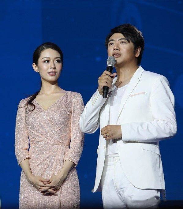 朗朗老婆下了台气质很一般卸了妆就是很普通的一个人