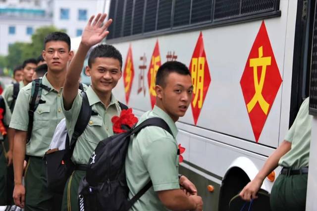 送战友！武警退伍老兵告别军营，离开来宾返回家乡