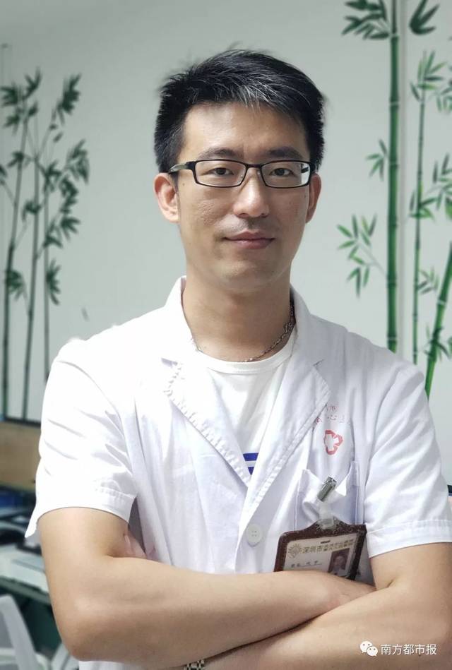 照片中的主角,就是深圳市龙岗中心医院骨关节科医生代宇.