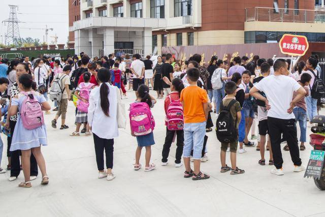 临颍:黄龙学校如期开学,校门口真热闹