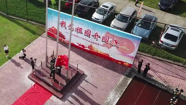 迎着清新的晨风,学校国旗护卫队在嘹亮军曲中向国旗台迈出了铿锵步伐