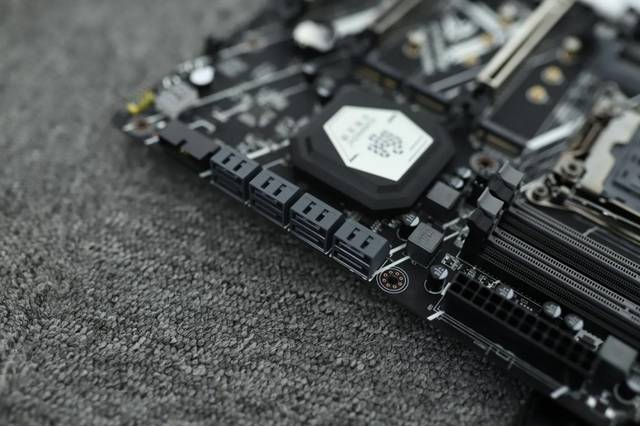 上市三天售罄的华南金牌主板怎么样?X99-TF首